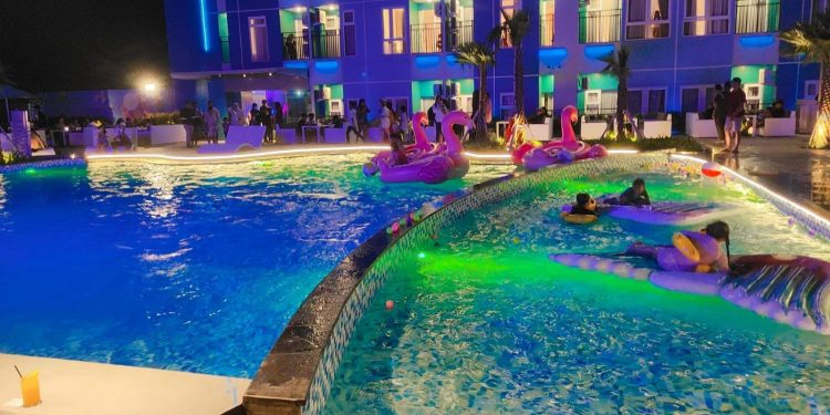 Keren..!! Pentacity Hotel Hadirkan Pool Club Pertama di Balikpapan