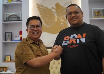 Wabup Kukar, Rendi Solihin (kiri) ketika menjamu Presiden Klub Borneo FC Samarinda, Nabil Husein Said Amin