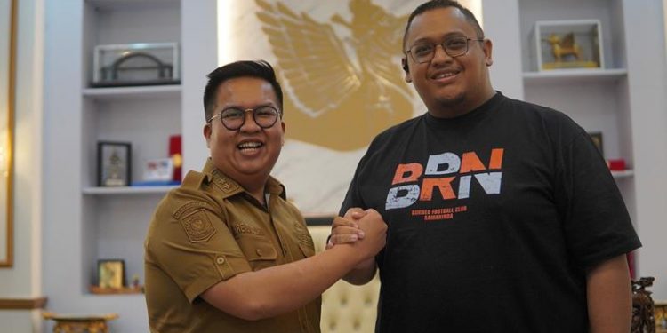 Wabup Kukar, Rendi Solihin (kiri) ketika menjamu Presiden Klub Borneo FC Samarinda, Nabil Husein Said Amin
