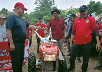 Bupati Kukar Salurkan Bantuan Sarana Prasarana untuk Petani dan Nelayan