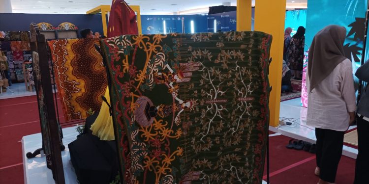 Seno Aji Dukung Batik Asal Kaltim Menguasai Pasar Nasional