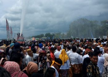 Ritual Belimbur Erau Adat Pelas Benua Disambut Antusias Ribuan Warga Kukar