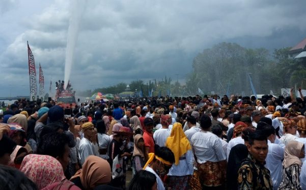 Ritual Belimbur Erau Adat Pelas Benua Disambut Antusias Ribuan Warga Kukar