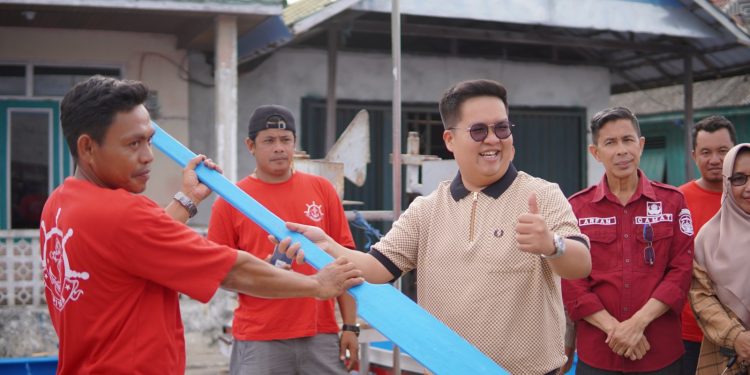 Rendi Solihin Salurkan Perahu Hingga Jutaan Bibit Udang ke Masyarakat Perikanan di Muara Badak
