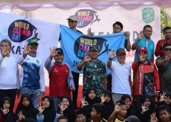 Peringatan World Cleanup Day 2023, DLHK Kukar Bersihkan Sampah di Tenggarong Seberang