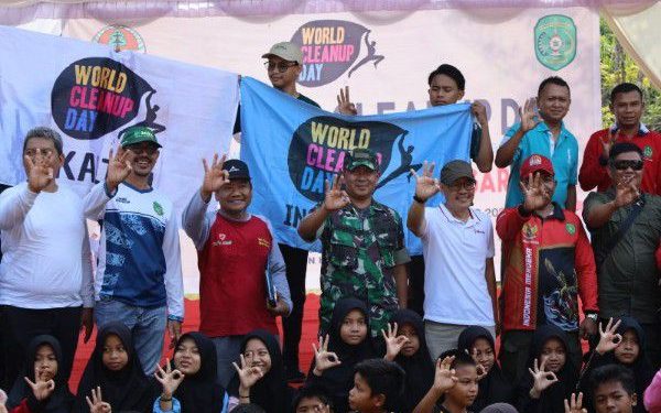 Peringatan World Cleanup Day 2023, DLHK Kukar Bersihkan Sampah di Tenggarong Seberang