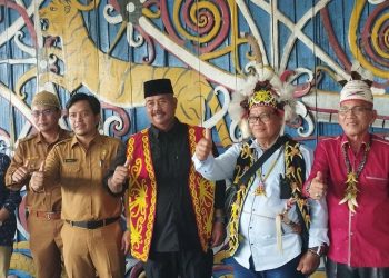 Kadispar Saksikan Deretan Pertunjukan Peringatan HUT Desa Umaq Dian