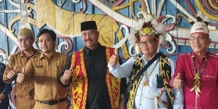 Kadispar Saksikan Deretan Pertunjukan Peringatan HUT Desa Umaq Dian
