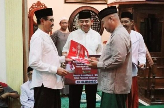 Masjid Al Ikhlas Dapat Hibah Rp150 Juta dari Bupati Kukar