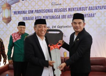 Hasanuddin Mas’ud Serahkan Bantuan Mobil Ambulance ke Pesantren Bairuha Di Balikpapan