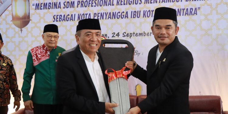 Hasanuddin Mas’ud Serahkan Bantuan Mobil Ambulance ke Pesantren Bairuha Di Balikpapan