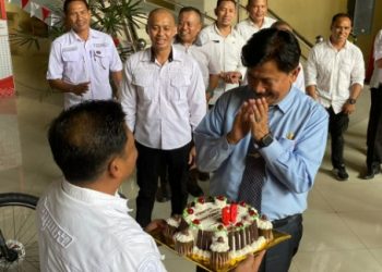 Dispora Kukar Beri Kejutan Ulang Tahun Untuk Sekkab Sunggono