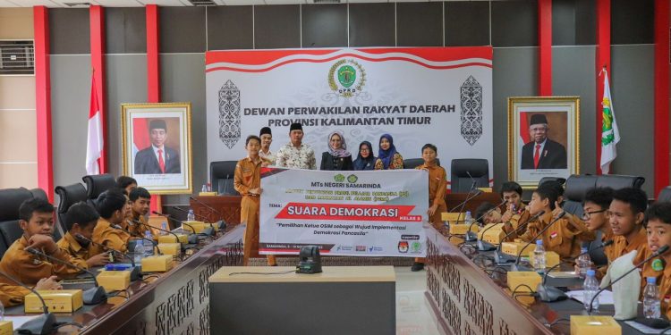 Kunjungi DPRD Kaltim, Ratusan Pelajar MTs Negeri Samarinda Dibekali Pengetahuan