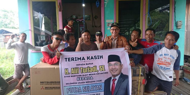 Alif Turiadi Serahkan 45 mesin Ces Kepada Nelayan Muara Kaman
