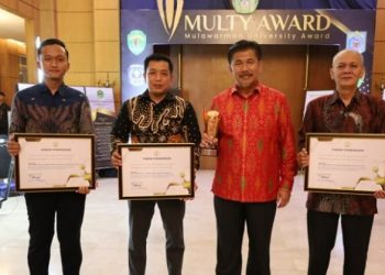 Program Listrik Terpencil Bawa Pemkab Kukar Raih Cum Loude Award dari Unmul