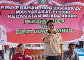 Bantuan Perahu dan Bibit Udang dari Wabup Kukar untuk Nelayan Muara Badak