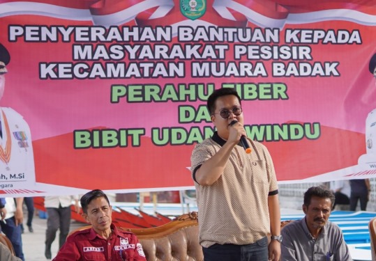 Bantuan Perahu dan Bibit Udang dari Wabup Kukar untuk Nelayan Muara Badak