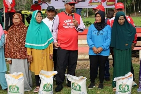 Pemerintah Kabupaten Beri Bantuan Pangan Beras untuk KPM di Bukit Biru Kukar
