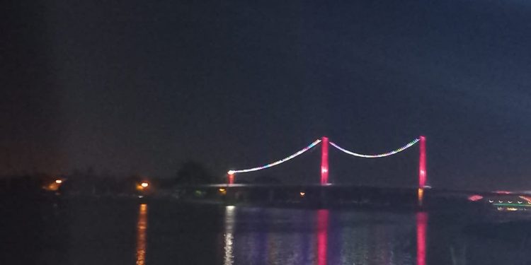 Progres Pemasangan Lampu Tematik Jembatan Pulau Kumala Capai 80 Persen