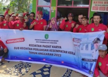 Bantuan Kambing dan Normalisasi Parit, Program Padat Karya Produktif Distransnaker Kukar di Maluhu