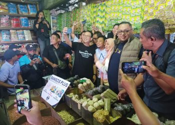 Anies Kenalkan Bansos Plus Kepada Pedagang Pasar Segiri