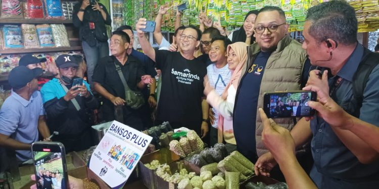 Anies Kenalkan Bansos Plus Kepada Pedagang Pasar Segiri