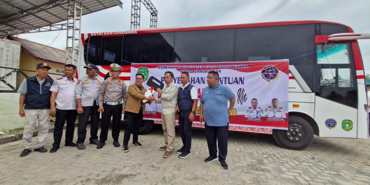Penyerahan Bantuan Bus Sekolah ke Kecamatan Muara Jawa Oleh Wakil Bupati Kukar