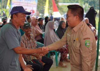 Perahu, Pakan, dan Benih: Wakil Bupati Kukar Berikan Dukungan Komprehensif kepada Nelayan dengan 500 Ribu Benih Udang Windu