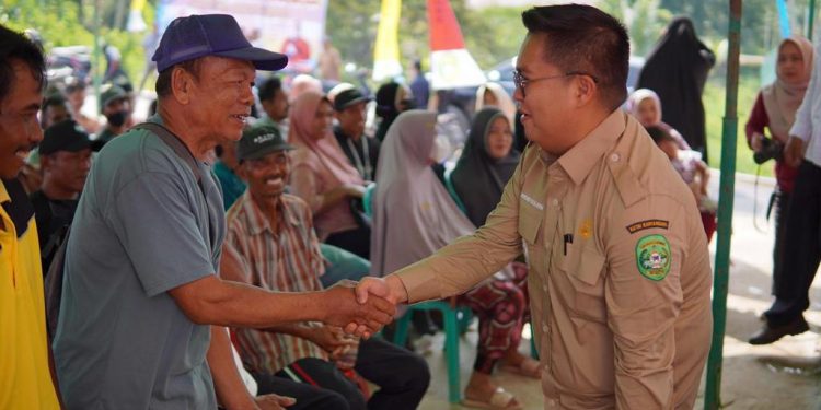Perahu, Pakan, dan Benih: Wakil Bupati Kukar Berikan Dukungan Komprehensif kepada Nelayan dengan 500 Ribu Benih Udang Windu