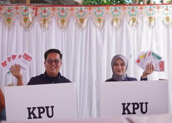 Partisipasi Aktif: Wakil Bupati Kukar dan Istri Gunakan Hak Pilih di TPS 13 Samboja