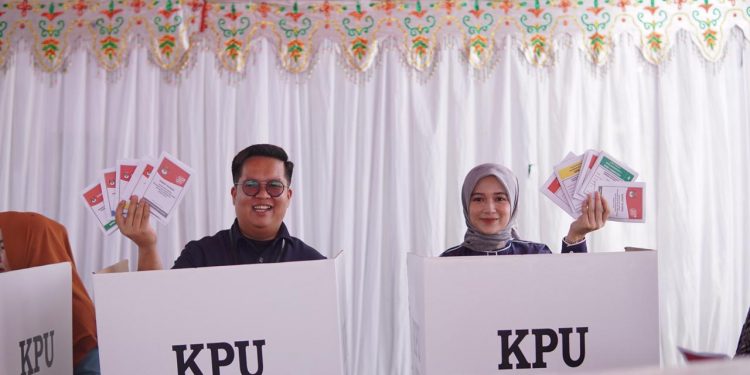 Partisipasi Aktif: Wakil Bupati Kukar dan Istri Gunakan Hak Pilih di TPS 13 Samboja