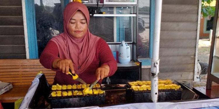 Desa Teluk Dalam Promosikan Kue Keroncong Tradisional Melalui UMKM Center