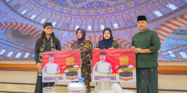 Kisah Haru Pemenang Umrah di Buka Puasa Bersama Bupati Edi Damansyah dan Gus Miftah