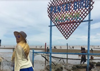 Pesona Pantai Biru Desa Kersik Ramai Dikunjungi Ribuan Wisatawan saat Libur Lebaran