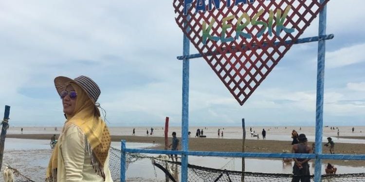 Pesona Pantai Biru Desa Kersik Ramai Dikunjungi Ribuan Wisatawan saat Libur Lebaran