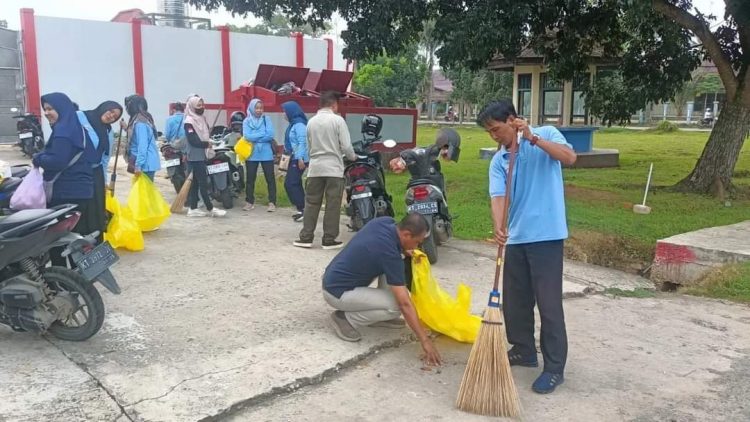 Dispar Kukar Gelar Gotong Royong di Stadion Rondong Demang Peringati BBGRM 2024