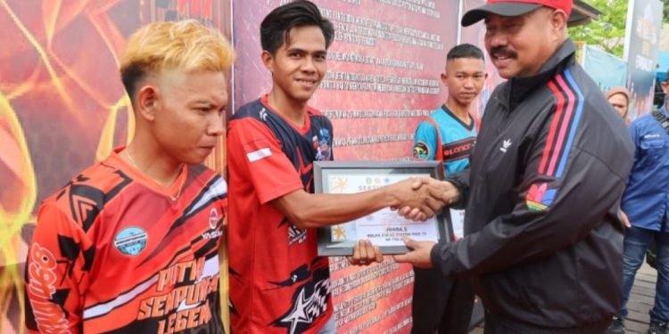 Bupati Kukar Dukung Olahraga Rekreasi, Sumbang Rp 10 Juta untuk Hadiah Balap Ketinting di Desa Embalut