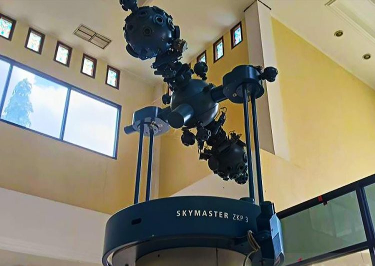 Mesin Proyektor Pertama Planetarium Jagad Raya Dipamerkan di Lobi