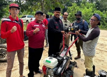 Bupati Kukar Bantu Petani Selerong dengan Cultivator Baru