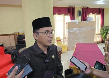 Wakil Ketua DPRD Kukar Beri Bantuan Papan Interaktif untuk Kepala Desa
