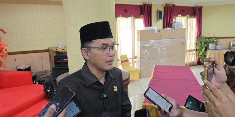 Wakil Ketua DPRD Kukar Beri Bantuan Papan Interaktif untuk Kepala Desa