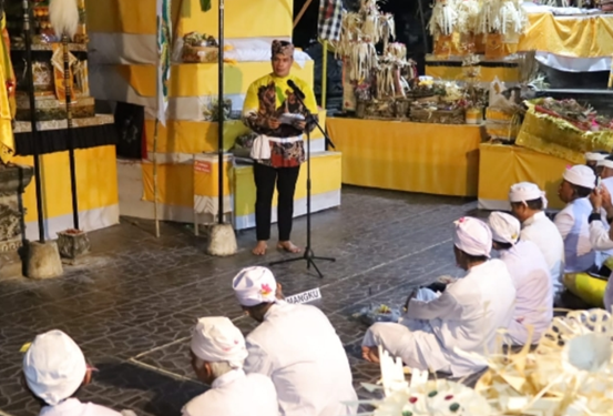 Upacara di Pura Payogan: Pjs Bupati Kukar Tunjukkan Komitmen pada Dukungan Keagamaan