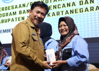 Pemkab Kukar Perkuat Pelaporan Stunting dengan Pemberian Smartphone kepada Kader PPKBD