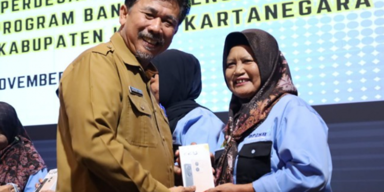 Pemkab Kukar Perkuat Pelaporan Stunting dengan Pemberian Smartphone kepada Kader PPKBD