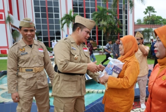 Hari Pahlawan, Pemkab Kukar Berikan Bantuan untuk Janda Veteran