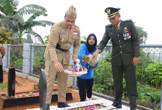 Pjs Bupati bersama Forkopimda Kukar Gelar Ziarah dan Tabur Bunga di TMP Bukit Biru