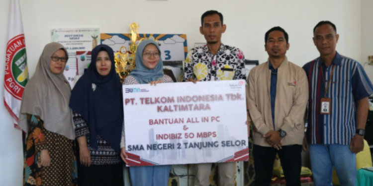 Tingkatkan Kualitas Pendidikan, Telkom Serahkan Bantuan Perangkat Digital ke SMAN 2 Tanjung Selor