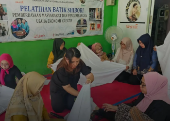 Telkom dan IWATIK Latih UMKM Balikpapan dalam Pembuatan Batik Shibori