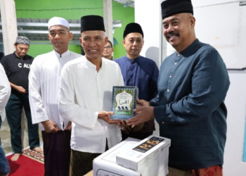 Safari Subuh: Bupati Kukar Perkuat Silaturahmi dan Serahkan Bantuan di Musholla Al Mubarok