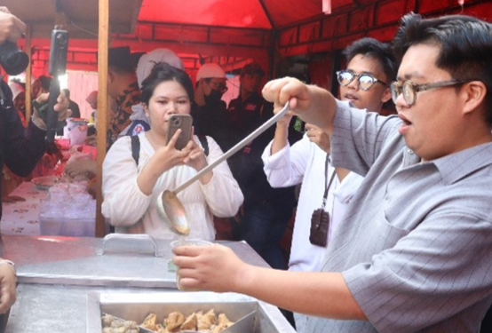 Rendi Solihin Resmikan Takjil War Ramadan, Dorong UMKM Kukar Berkembang Bersama Masyarakat